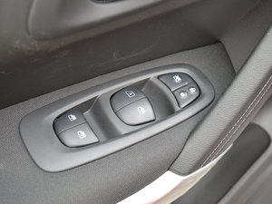 2017款2.0L 两驱舒适版 主驾车窗控制区	