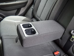 2017款2.0L 两驱舒适版 后排中央扶手