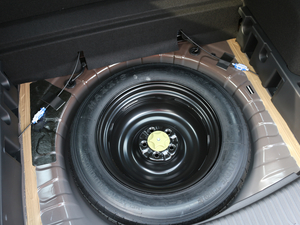 2018款2.5L 四驱尊贵版 备胎