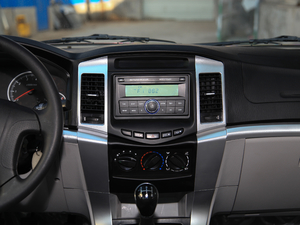 2017款2.2L 汽油两驱标箱V22 中控台