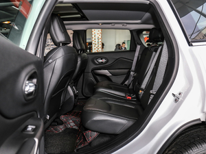 2019款2.0T 四驱探享版 国V 后排空间