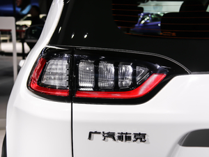 2019款2.0T 四驱探享版+自动驾驶智慧包 国V 尾灯