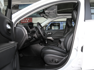 2020款2.0T 两驱领先版 前排空间