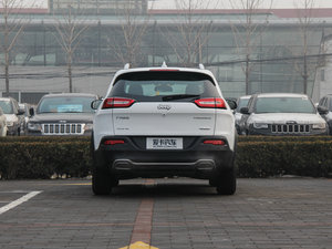 2016款2.4L 专业版 智能包 正后	