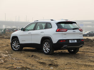 2016款2.4L 优越版 左后45度