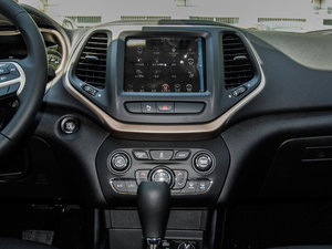 2016款2.0L 优越版 中控台