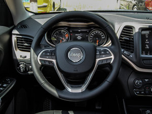 2016款2.0L 优越版 方向盘