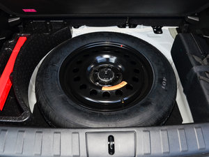 2016款2.0L 自动四驱75周年致敬版 备胎