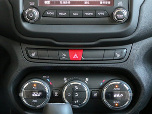 2016款2.0L 自动四驱75周年致敬版 中控区