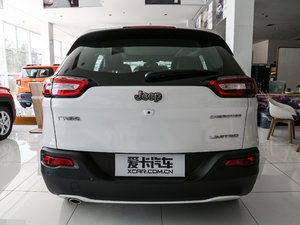 2017款2.0L 优越版 正后	