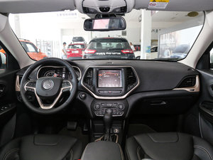 2017款2.0L 优越版 内饰全景
