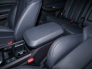 2020款2.0T 手动四驱柴油舒适版 中央扶手箱