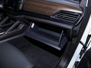 2020款2.0T 手动四驱柴油舒适版 手套箱