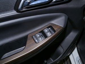 2020款2.0T 手动四驱柴油舒适版 中控区