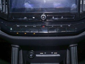 2020款2.0T 手动四驱柴油舒适版 中控区