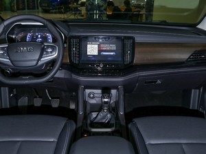 2020款2.0T 手动四驱柴油舒适版 中控区