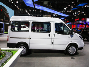 2020款2.8T 商务型长轴中顶 9座 国VI 整体外观