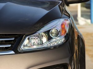 2013款汽油 2.0T 两驱手动豪华版 七座 大灯