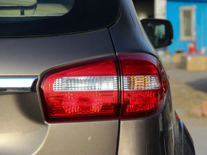 2013款汽油 2.0T 两驱手动豪华版 七座 尾灯