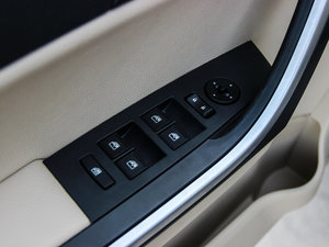 2013款汽油 2.0T 两驱手动豪华版 七座 主驾车窗控制区	