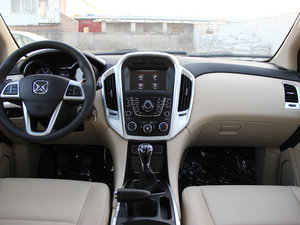 2013款汽油 2.0T 两驱手动豪华版 七座 中控台