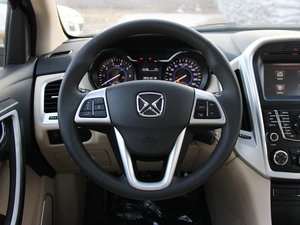 2013款汽油 2.0T 两驱手动豪华版 七座 方向盘