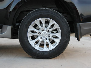 2013款汽油 2.0T 四驱手动超豪华版 五座 轮圈