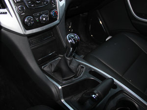 2013款汽油 2.0T 四驱手动超豪华版 五座 换挡杆