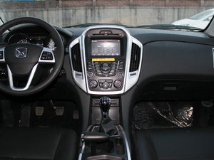 2013款汽油 2.0T 四驱手动超豪华版 五座 中控台