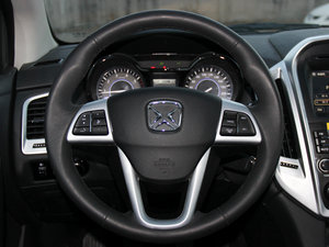2013款汽油 2.0T 四驱手动超豪华版 五座 方向盘