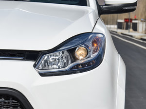 2016款2.0T 自动两驱汽油豪华版5座 大灯