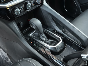 2016款2.0T 自动两驱汽油豪华版5座 换挡杆