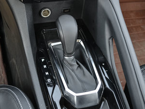 2017款2.0T 自动两驱柴油豪华天窗版5座 换挡杆