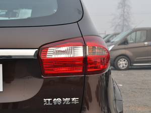 2017款2.0T 自动两驱柴油豪华版5座 尾灯