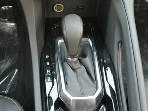 2017款2.0T 自动两驱柴油豪华版5座 换挡杆