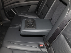 2021款1.5T CVT都市激情版 后排中央扶手