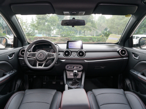 2022款1.5L 手动悦享型 内饰全景