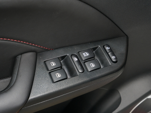 2022款1.5L 手动悦享型 主驾车窗控制区	