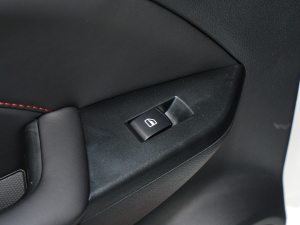 2022款1.5L 手动悦享型 后排车窗控制区