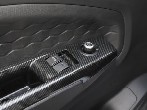 2022款1.5L 豪华型客车 5座 主驾车窗控制区	