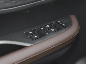 2022款1.5T 手动精英型 主驾车窗控制区	