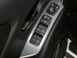 2020款1.5T 两驱畅享Plus版 主驾车窗控制区	