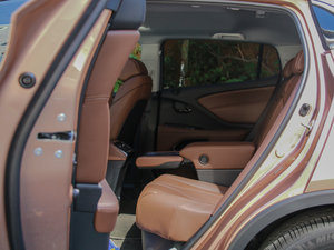 2016款1.5T 两驱尊享版 后排空间