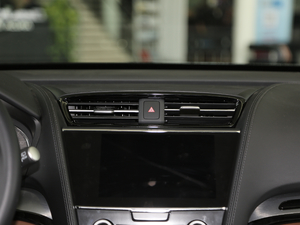2018款2.0L 质享版 前排空间