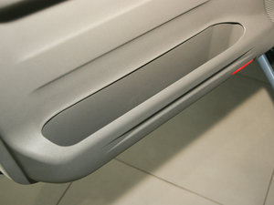 2011款3.0GLX 自动版 前门储物空间