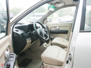 2009款2.0L 手动四驱豪华运动版 前排空间