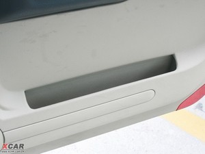 2009款2.0L 手动四驱豪华运动版 前门储物空间