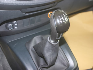 2017款1.9T 柴油手动四驱卓越标双版 换挡杆