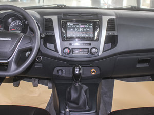 2017款1.9T 柴油手动四驱卓越标双版 中控台