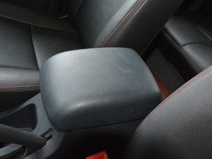 2017款1.9T 柴油手动两驱进取大双版 中央扶手箱